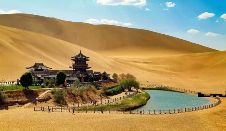 Dunhuang: Mingsha Mountain, Crescent Lake & Museum Tour - Lunch: Tasting Dunhuang’s Flavors
