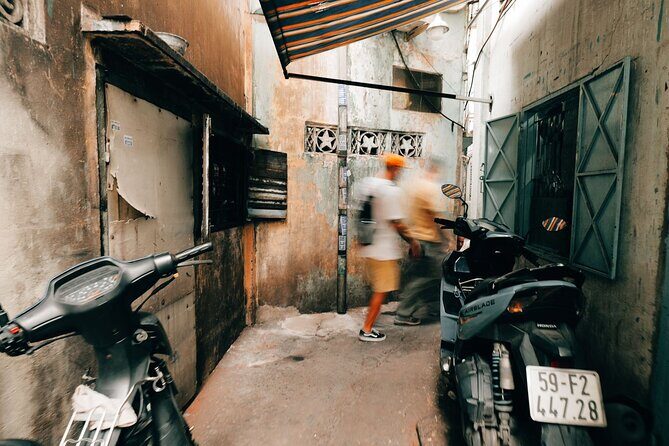 Early Riser Walk: Grandma Noodles, Cafe, Exotic Fruits & History - What You Can Expect from the Experience