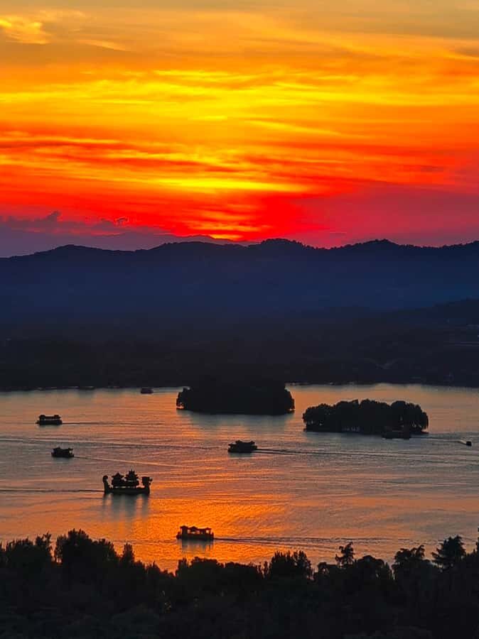 Enjoy Hangzhou Like Lords: West Lakes Boat, Tea, Painting - The Boat Ride: Peaceful, Personal, and Scenic