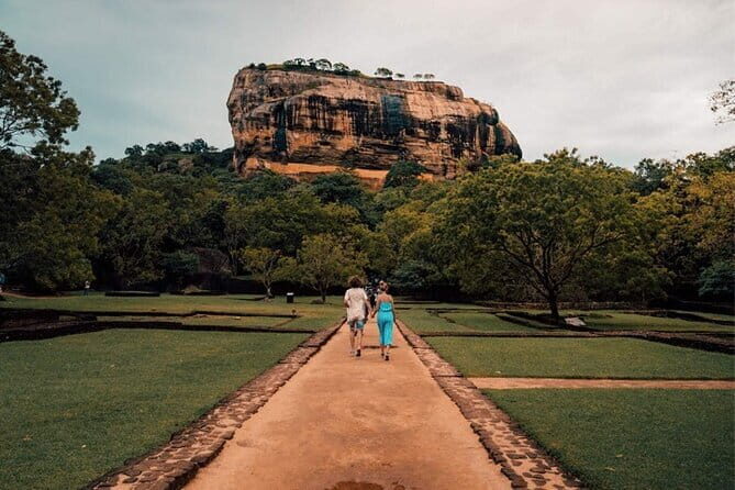 Explore Sri Lanka in 5 Days with Breakfast and Luxury Car - Why this tour is worth considering