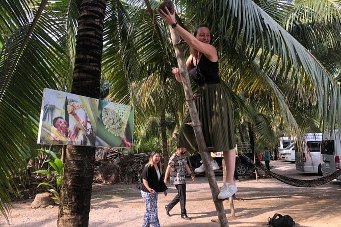 Floating and Railway Markets with Kwan Damnoen Restuarant - What Makes This Tour Stand Out?