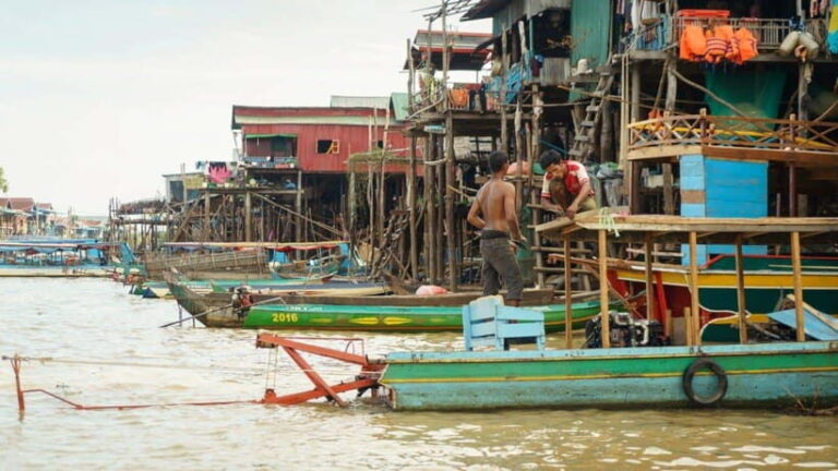From Siem Reap: Kampong Phluk Floating Village Tour by Boat - Exploring the Kampong Phluk Floating Village Tour