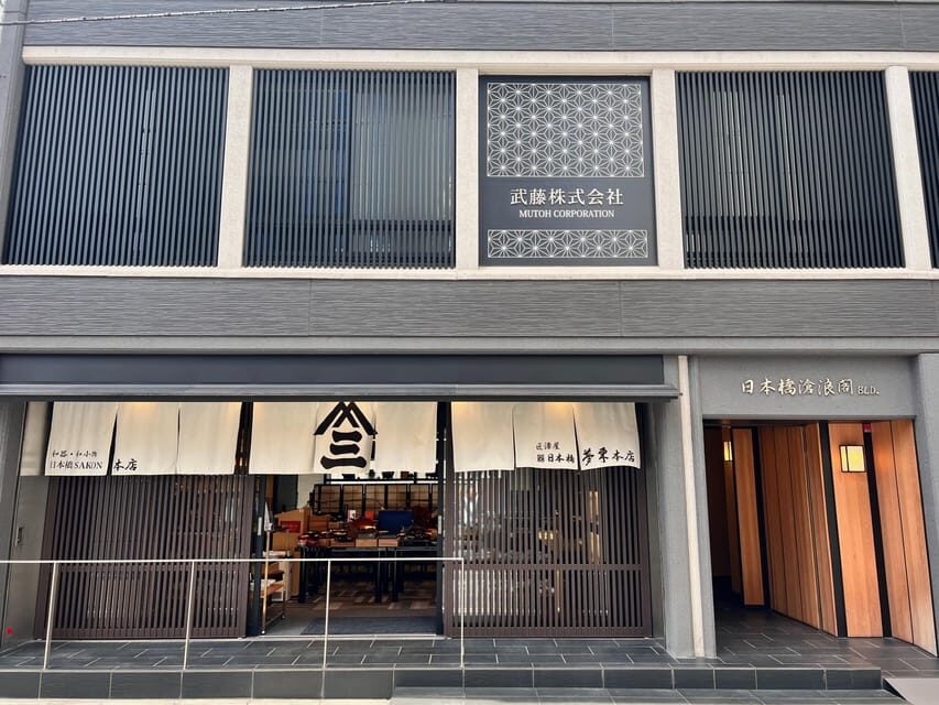 Gold leaf pasting experience in Tokyo (English Guide) - Setting and Location