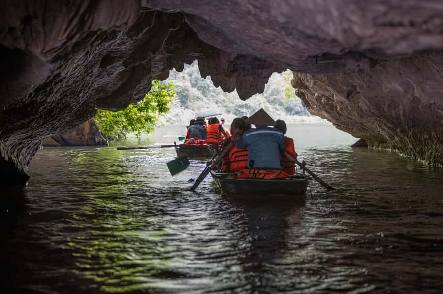 Ha Noi: Explore Ninh Binh Nature in One Day Tour - Exploring Hoa Lu and Bai Dinh Pagoda