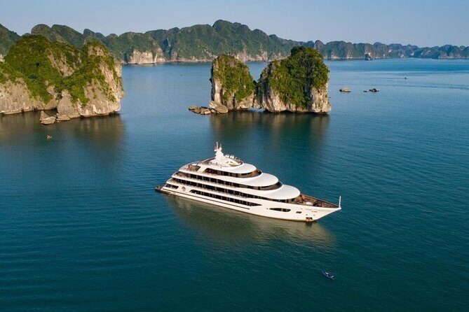 Halong Bay 2 day Luxury Cruise from Hanoi - Sung Sot Cave: The Grand Entrance