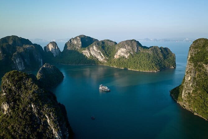 HALONG BAY LUXURY IRIS CRUISE DAY TRIP-BEST SELLER: Kayak, Music - A Deep Dive into the Halong Bay Day Trip Experience