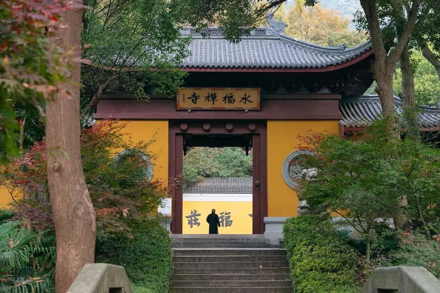 Hangzhou: Lingyin Temple and Feilai Peak Guided Tour - The Itinerary Breakdown: What You Can Expect