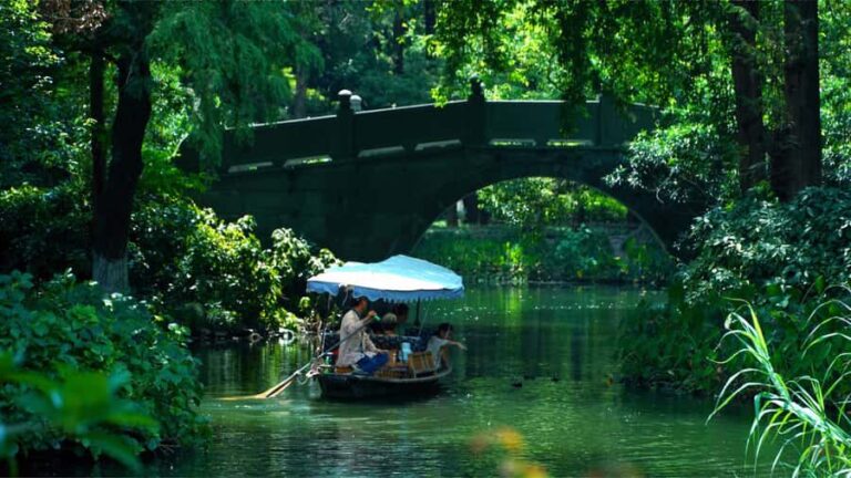 Hangzhou: West Lake Yuloh Boat with Local Guide - A Deep Dive into the West Lake Yuloh Boat Tour