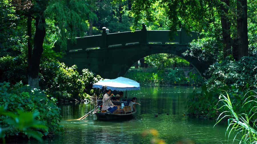Hangzhou: West Lake Yuloh Boat with Local Guide - A Deep Dive into the West Lake Yuloh Boat Tour