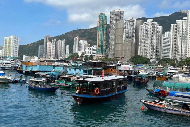 Hong Kong: Aberdeen Boat Tour and Visit Floating Museum - The Floating Museum Experience