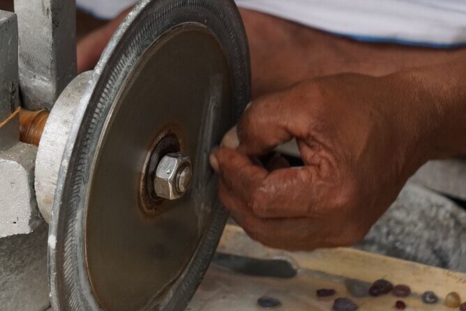 Inside the gem world in Ratnapura - The essential experience - Practical Details and Logistics
