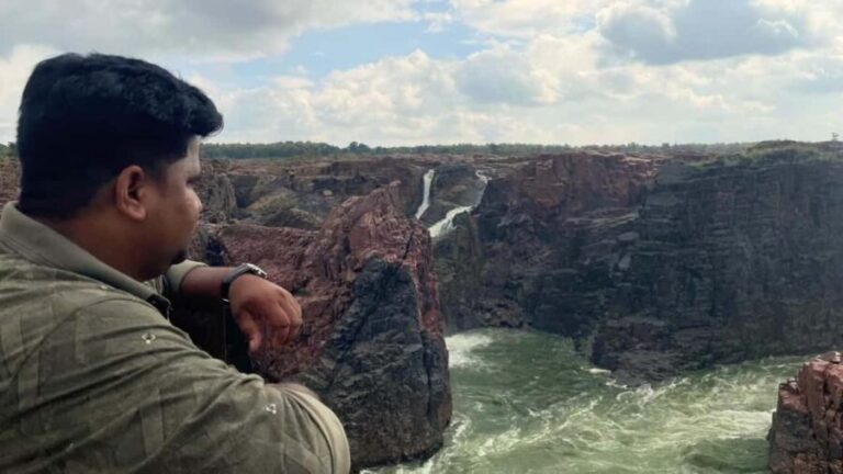 Khajuraho: 3N/4D Khajuraho Temple Tour with Raneh Waterfalls - Transportation, Guides, and Group Size