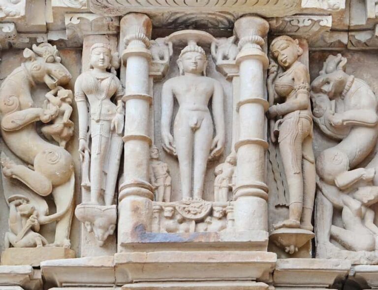 Khajuraho: Private Kamasutra Temples Day Tour with Guide - The Lakshmana Temple and Smaller Temples