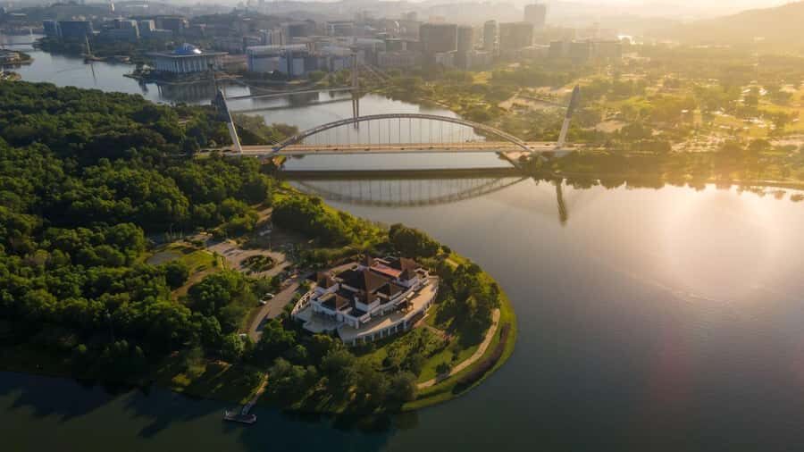 Kuala Lumpur: Putrajaya Lakeside Views & Pink Mosque Ride - Exploring Putrajaya: What to Expect
