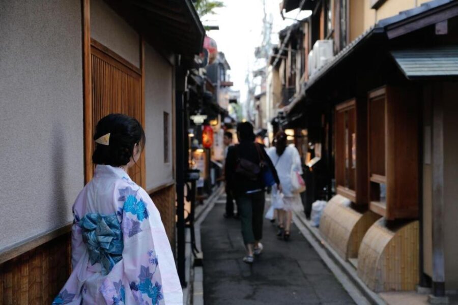 Kyoto Culinary Quest: A Private Flavorful Odyssey - Starting Point: The Statue of Izumo-no-Okuni  