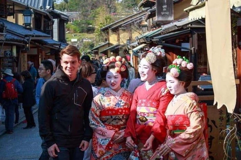 Kyoto Highlights: Gion & Fushimi Inari Tour with Guide - Exploring Gion: The Iconic Geisha District