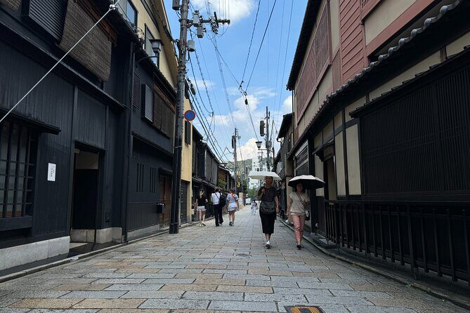 Kyoto: Yasaka Shrine, Gion & Nishiki Market Walking Tour - Kyoto’s Culinary Hub: Nishiki Market
