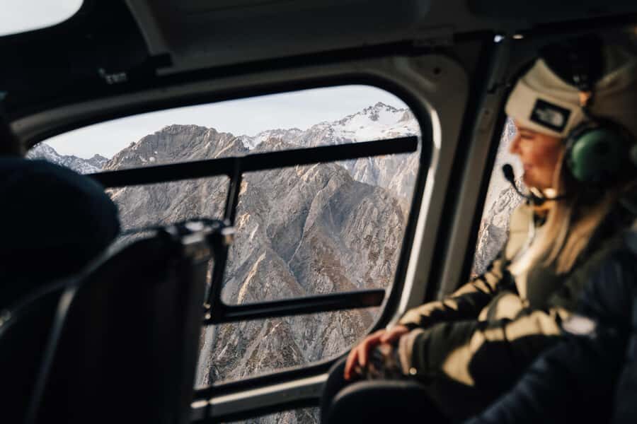Mount Cook: Helicopter Flight with Alpine Landing - An Immersive Look at the Helicopter Experience