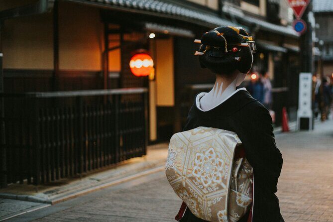 Night Walk in Gion and Geisha District with Local Students - What Makes This Tour Stand Out?