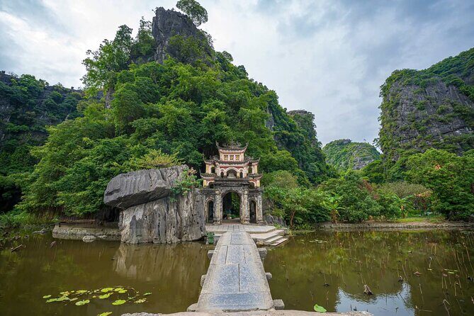Ninh Binh Deluxe Day Tour (Hoa Lu, Tam Coc & Mua Cave) - Tam Coc: Land of Limestone Marvels and Tranquil Waterways