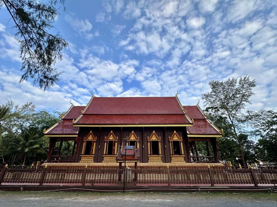 Phang Nga: Long Lae Market and Wat Tha Sai Temple Tour - Who Will Love This Tour?