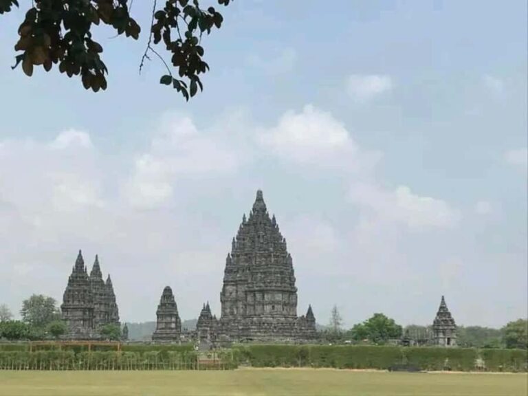 Prambanan Temple: Half-Day Guided Tour From Yogyakarta - Exploring the Prambanan Temple: What to Expect