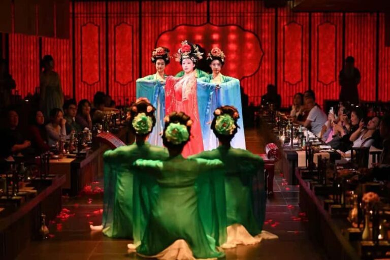 Qingdao: Immersive Palace Banquet with Show & Meal - Who Should Book This Tour?