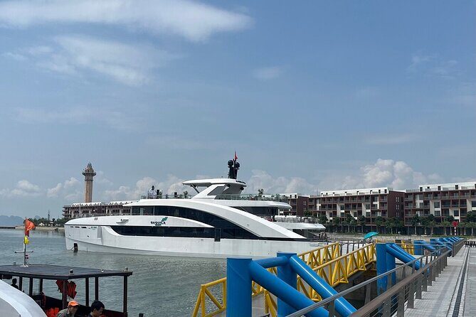 Saquila Yacht Journey: Discover Bai Tu Long or Halong Bay - Onboard Experience: Comfort and Activities