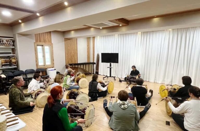 Seoul: Korean Traditional Drum Workshop & Live Performance - Who Will Get the Most from This Experience?
