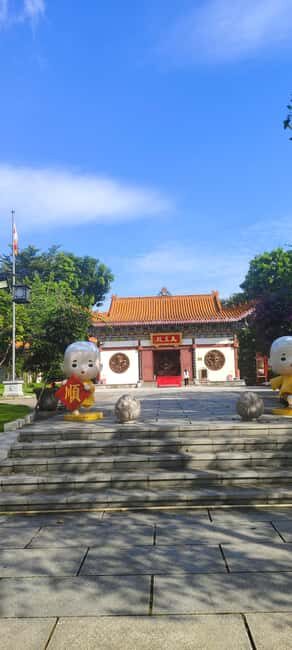 Shenzhen: Ancient Temple & 200-year-old Hakka Residence Tour - Taking in the Hakka Residence