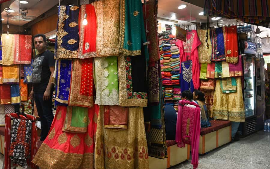 Shopping Tour of Old Delhi and New Delhi With Guide - Moving to New Delhi: Connaught Place and Dilli Haat