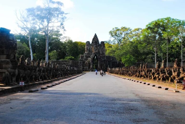 Siem Reap: Angkor Wat Sunrise & Floating Village Tour - Exploring the Small Circuit: Temples of Wonder  