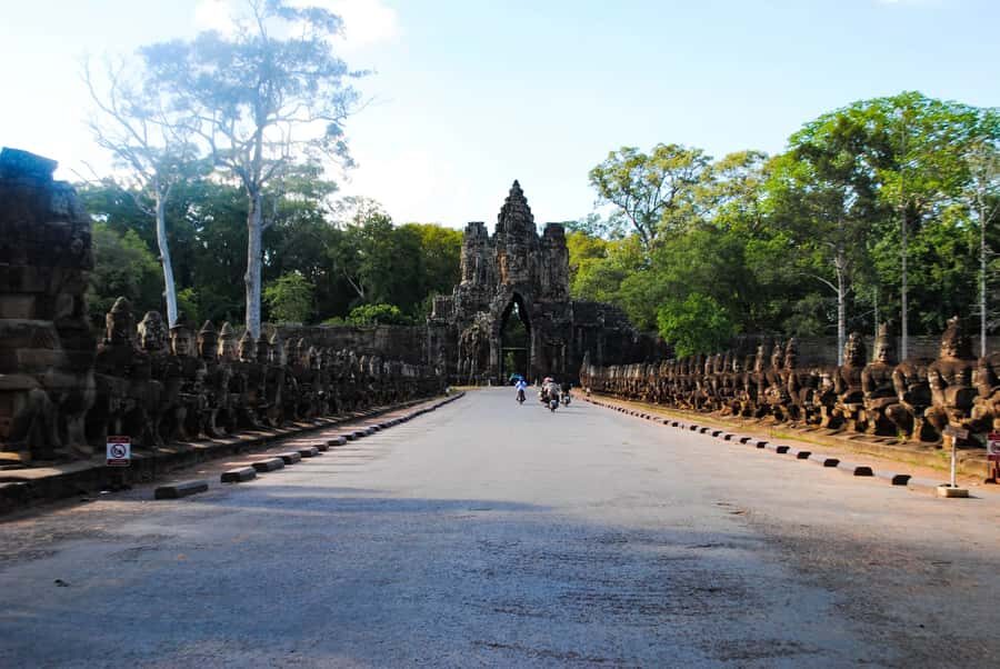 Siem Reap: Angkor Wat Sunrise & Floating Village Tour - Exploring the Small Circuit: Temples of Wonder  