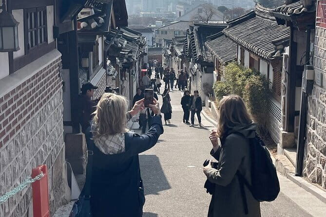Tour Seouls oldest district with a storyteller from Bukchon - Who Should Consider This Tour?