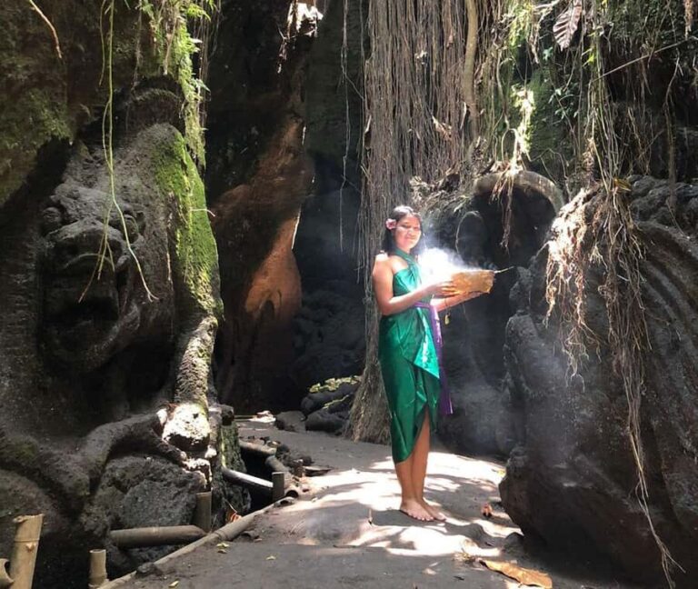 ubud griya beji waterfalls : purification ceremony - The Itinerary in Detail