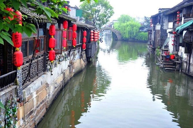 Xitang Water Town Private Tour from Shanghai with Hot Spring Spa Experience - Delicious Chinese Lunch in a Quaint Village