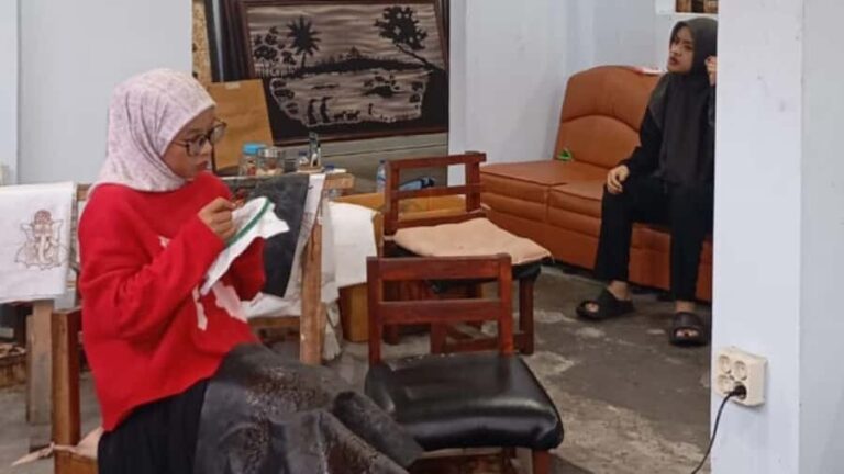 Yogyakarta Batik Workshop & Cultural City Tour - Midday: Savoring Indonesian Flavors