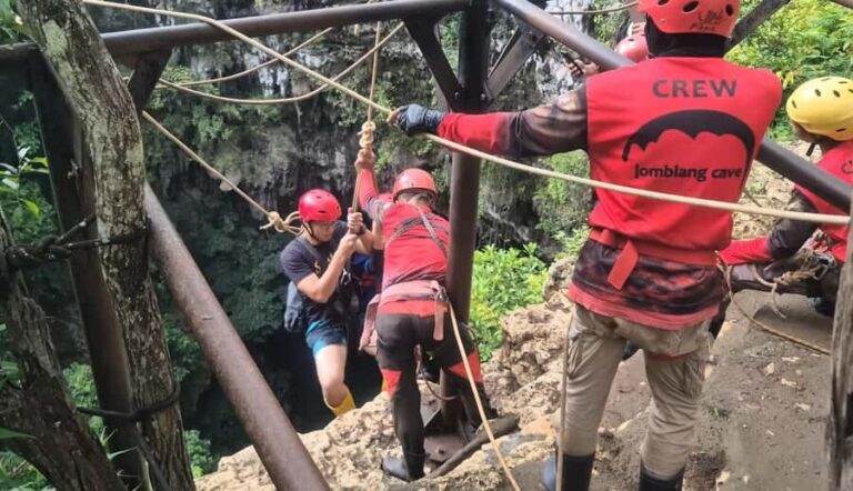 Yogyakarta: Jomblang Cave, Pindul Cave & Food Tour - Floating Through Pindul Cave: A Tranquil Tuberide