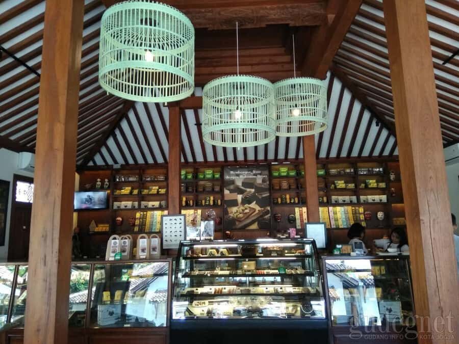 Yogyakarta: Make Your Own Chocolate Monggo and Pottery - What’s Included and Practical Considerations