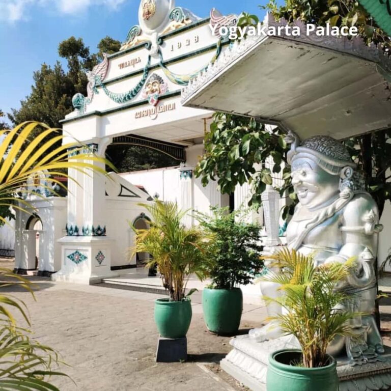 Yogyakarta Palace Tour with Multilingual Guide & Watercastle - Exploring the Itinerary in Detail