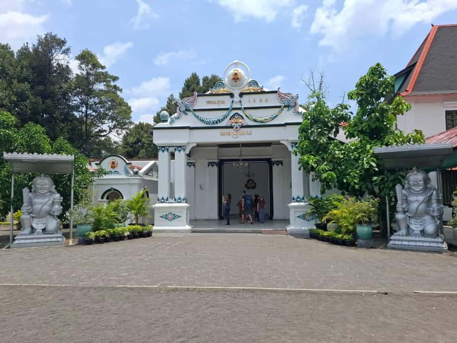 Yogyakarta: Sultan Palace and Water castle Guided Tour - Practical Aspects of the Tour