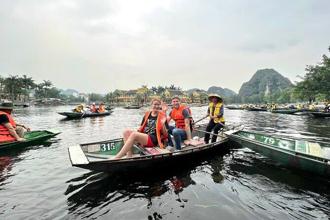1 Day Luxury Ninh Binh Day Tour Hoa Lu Tam Coc and Mua Cave - Cruising Tam Coc: A Tranquil Waterway Experience