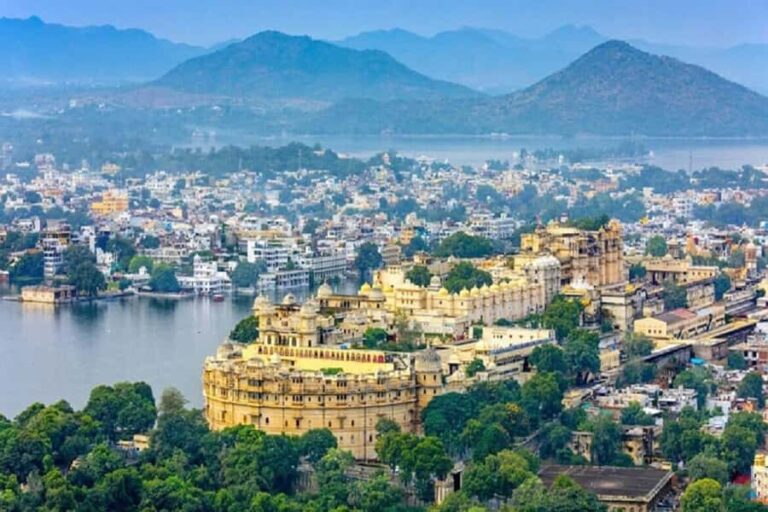 2-Day Udaipur Highlights Tour with Palaces, Lakes & Culture - Exploring Udaipur’s Iconic Sights