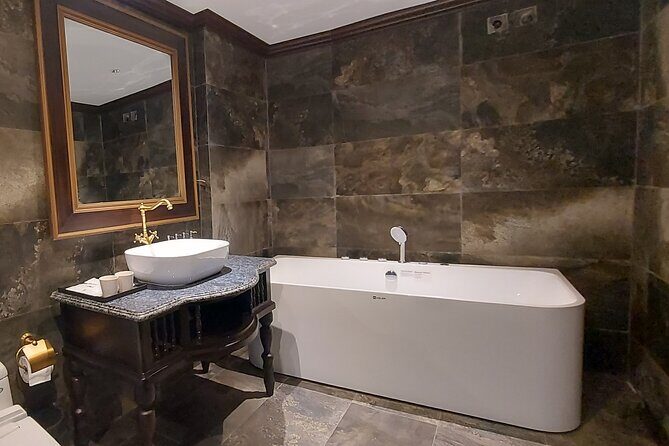 2 Days and 1 Night Halong Bay 5 Star Cruise with Transfer - Who Should Consider This Tour?  