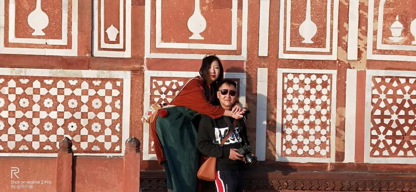 Agra: Taj Mahal & Mausoleum with Skip-the-Line Entry & Guide - A Closer Look at the Experience