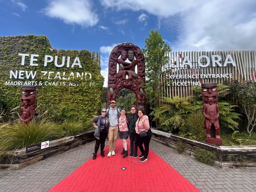 Auckland: Rotorua Highlights with Te Puia Tour, Show & Lunch - Exploring the Itinerary in Detail