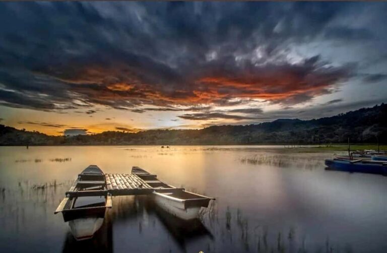 Bali: Munduk Sunrise Canoeing Experience at Tamblingan Lake - Guides and Local Insights