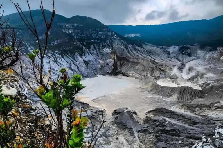 Bandung Tangkuban Perahu Volcano Tours - Exploring the Craters and Volcanic Features