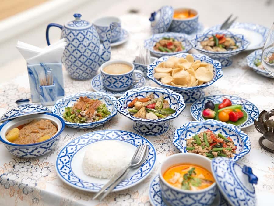 Bangkok: Grand Palace and Wat Pho Tour with Dinner & Show - Transportation and Timing