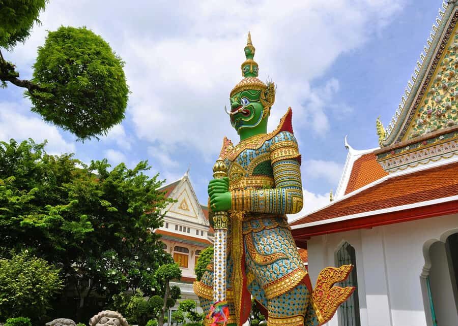 Bangkok: Grand Palace & Wat Arun Dress-Up Tour - Visiting the Grand Palace